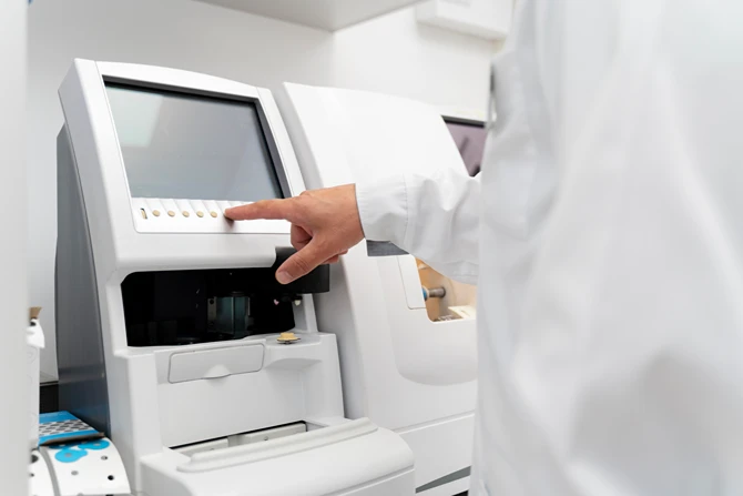 Semi-automated and fully automated biochemistry analysers