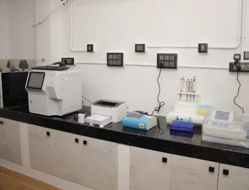 Diagnostic laboratory workstation